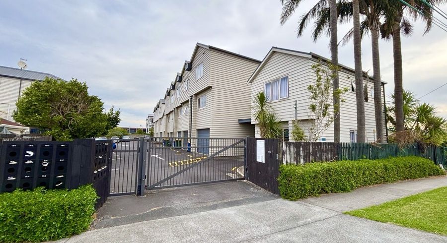  at 5/4 Keeling Road, Henderson, Auckland