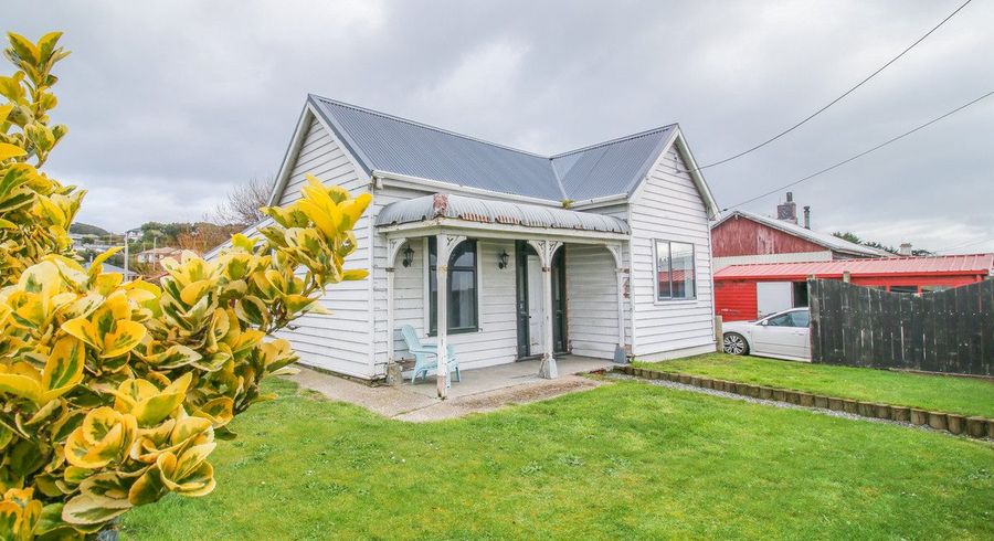  at 6 Ocean Beach Road, Bluff