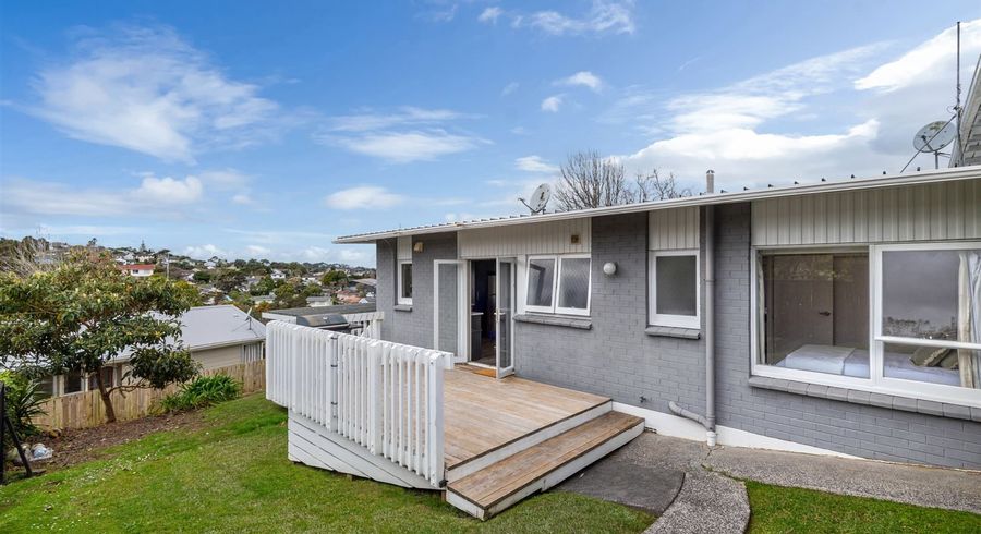  at 2/58 Girrahween Drive, Totara Vale, Auckland