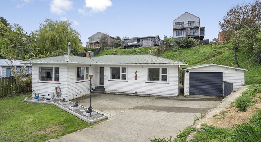  at 39 Vista Crescent, Maoribank, Upper Hutt