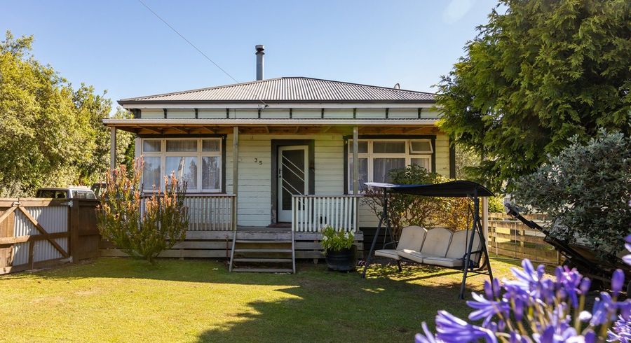  at 35 Harrison Street West, Featherston