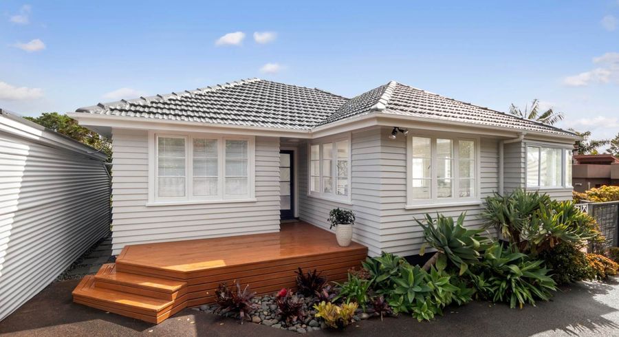  at 13 Cliff View Drive, Green Bay, Auckland