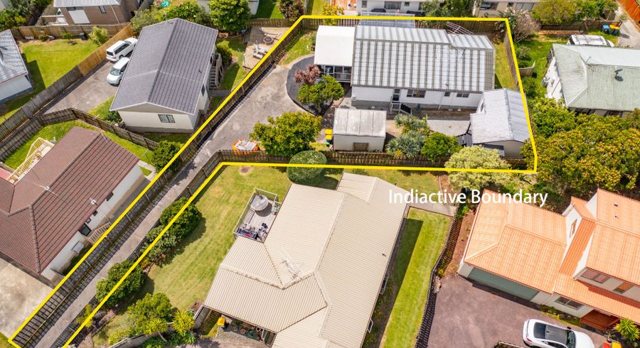  at 8 Grenadine Place, Unsworth Heights, North Shore City, Auckland