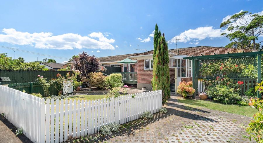  at 2/5 Rod Place, Mangere East, Auckland