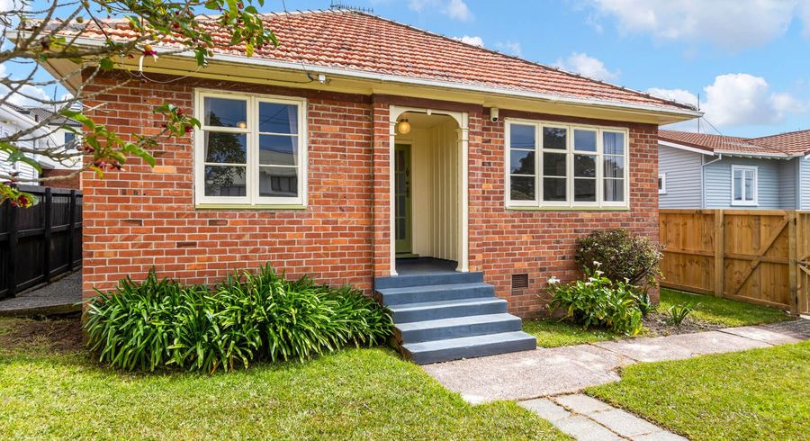  at 5 Mons Avenue, Mount Roskill, Auckland