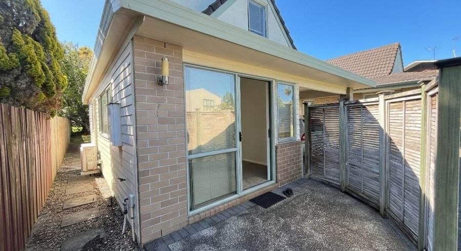  at 8A Lilian Place, Farm Cove, Manukau City, Auckland