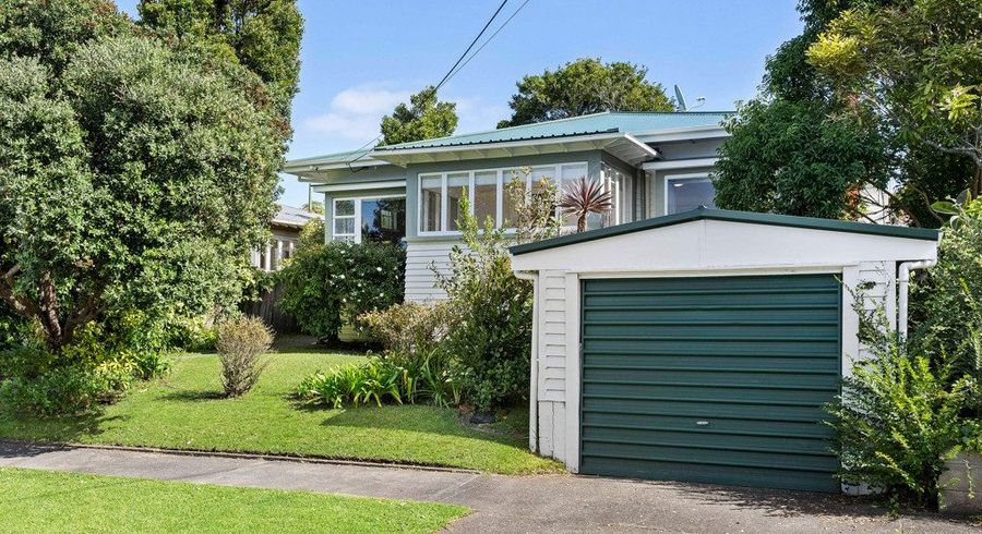  at 12 Niccol Avenue, Narrow Neck, Auckland