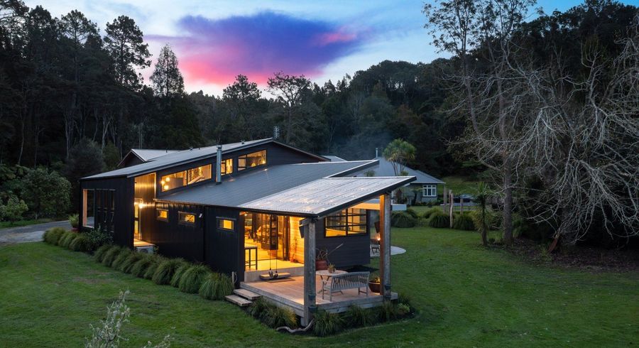  at 581 West Coast Road, Oratia, Waitakere City, Auckland