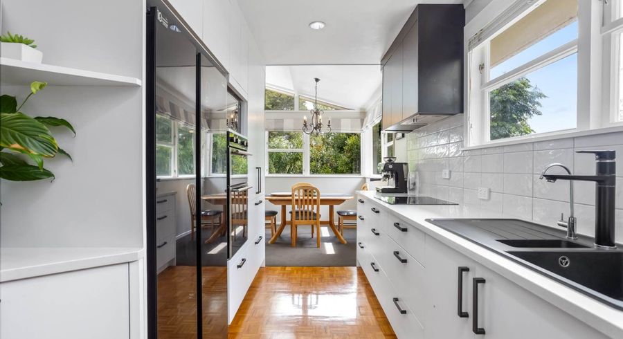  at 8 Avonleigh Road, Green Bay, Waitakere City, Auckland