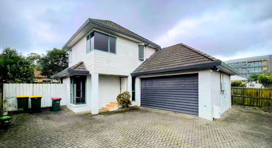  at 2/15 Dunn Place, Farm Cove, Manukau City, Auckland