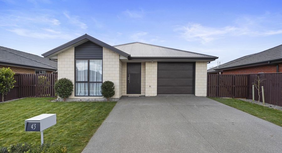 at 43 Tara Crescent, Woodend, Woodend