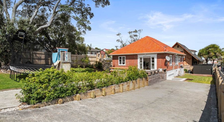  at 1 Hadfield Avenue, Waterview, Auckland