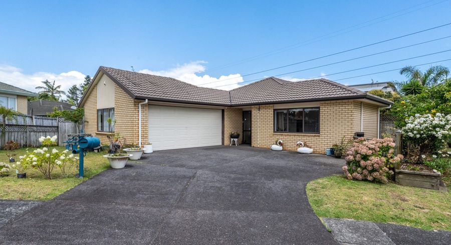  at 8 Lamia Place, The Gardens, Auckland