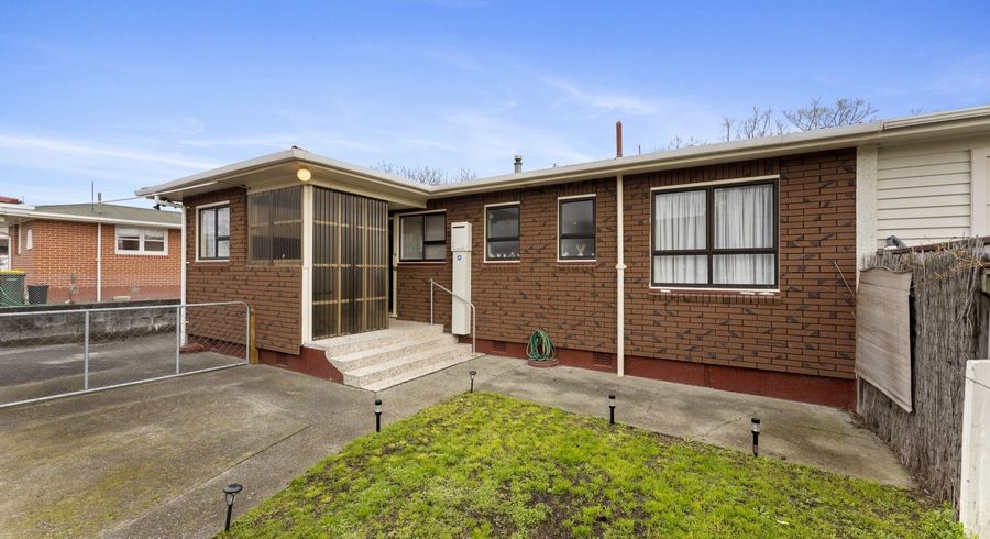  at 607 Queen Street East, Levin