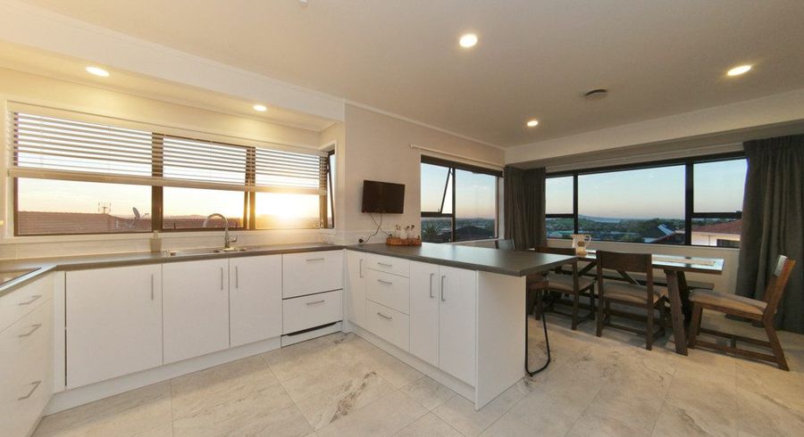  at 2/13 Pitlochry Place, Botany Downs, Manukau City, Auckland