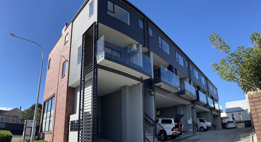  at 3/1B Egremont Street, Belmont, Auckland