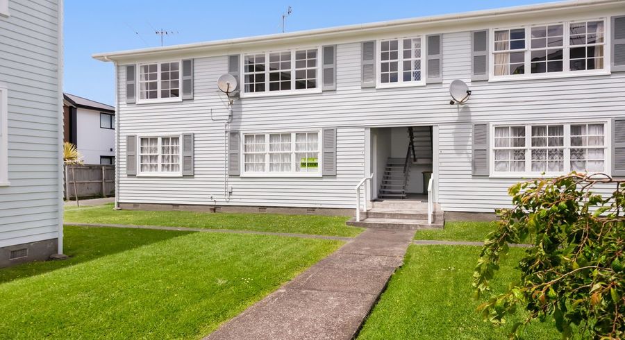  at Flat 6/95 Whites Line East, Waiwhetu, Lower Hutt, Wellington