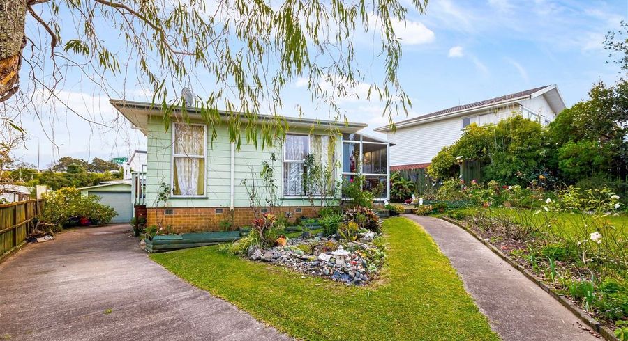  at 5 Kapiti Place, Sunnynook, Auckland