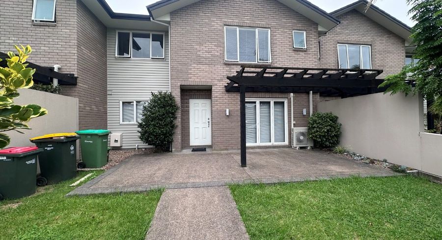  at 4/10 Salford Crescent, Flat Bush, Auckland