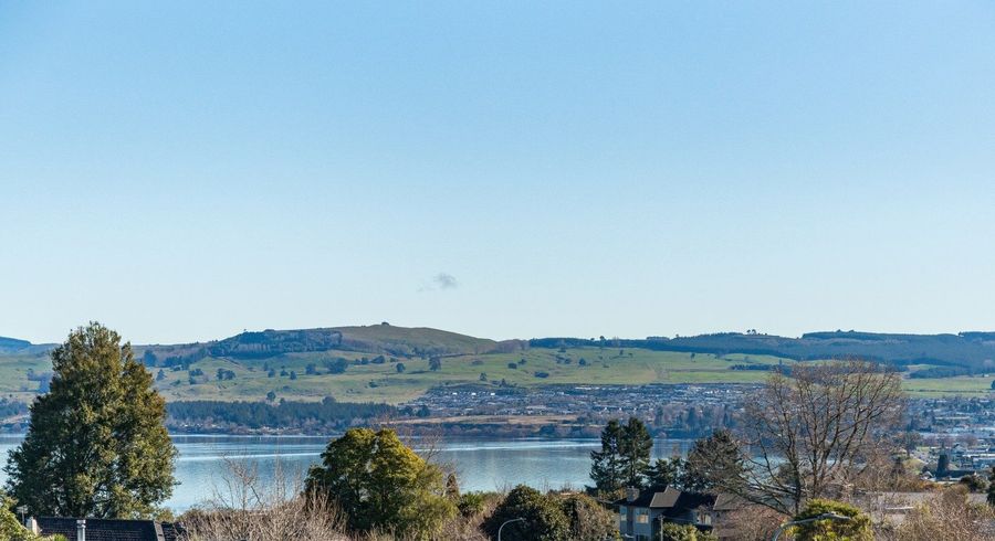  at 1/81 Shepherd Road, Waipahihi, Taupo