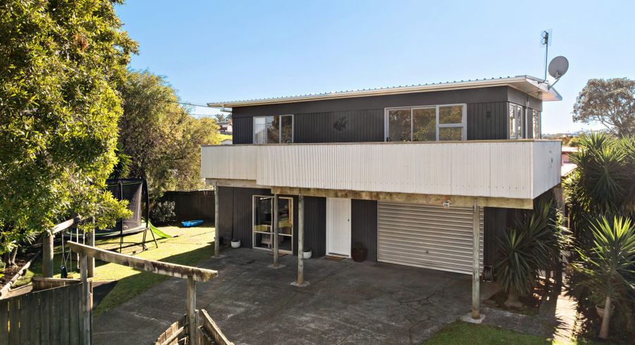  at 1/94 Chivalry Road, Glenfield, North Shore City, Auckland