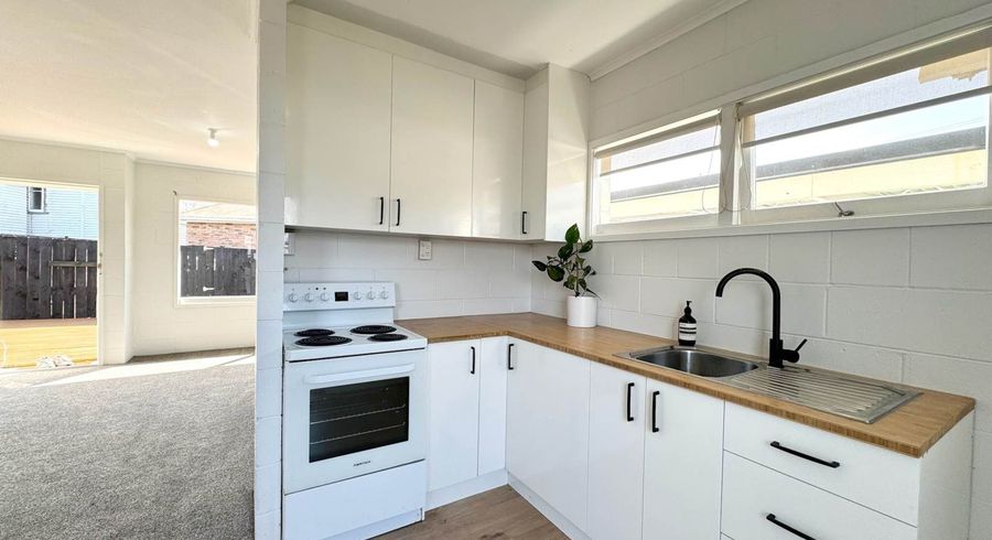  at 1/9 Plumley Crescent, Mangere, Auckland