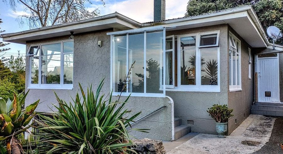  at 2 Fairmount Road, Titirangi, Auckland