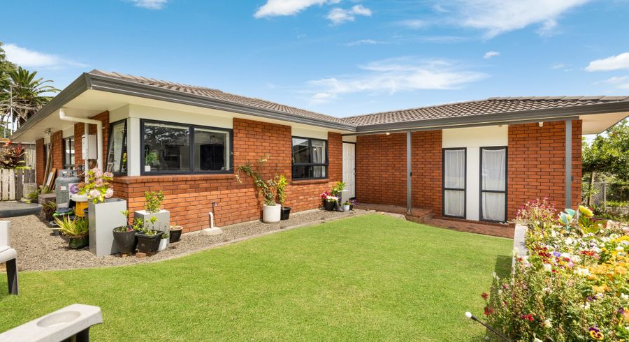  at 2/8 Lochend Place, Highland Park, Manukau City, Auckland