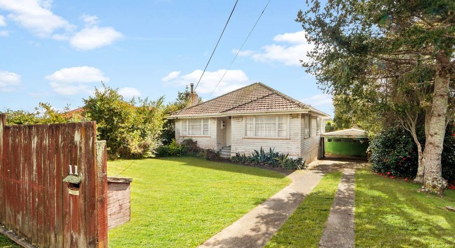  at 11 Cliff View Drive, Green Bay, Auckland
