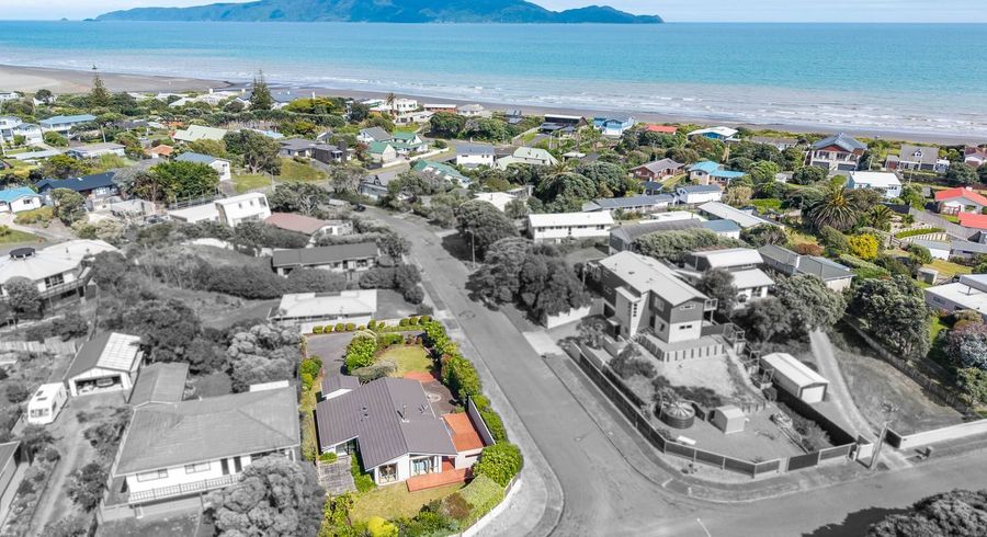  at 10 Jane Street, Waikanae Beach, Kapiti Coast, Wellington