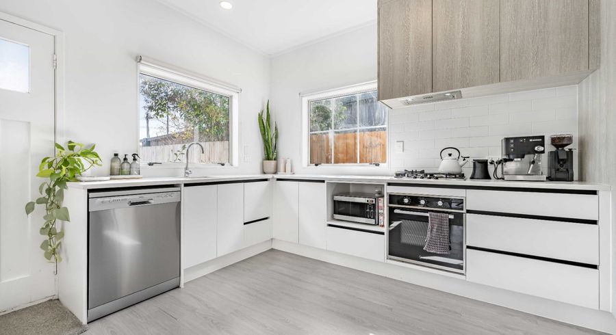  at 2/56 Northcote Road, Hillcrest, North Shore City, Auckland