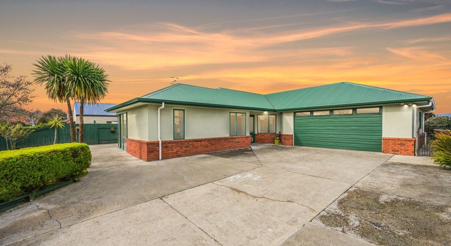  at 8 Fernlea Avenue, Kelvin Grove, Palmerston North, Manawatu / Whanganui