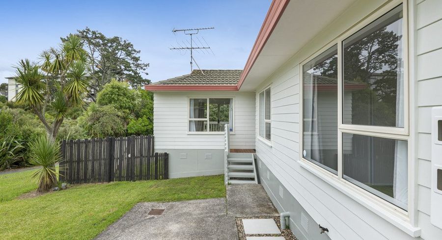  at 2/2 Rook Place, Unsworth Heights, North Shore City, Auckland