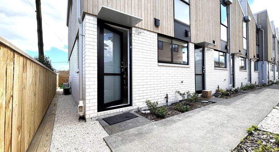  at 10/43 Ruawai Road, Mount Wellington, Auckland