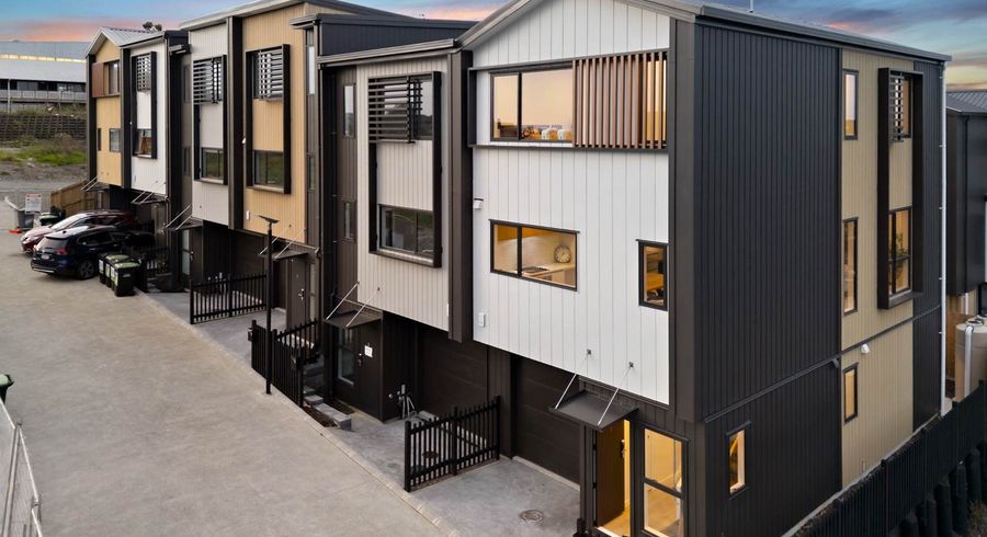  at 17 Irwin Lane, Windsor Park, North Shore City, Auckland