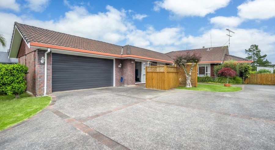  at 82 Frank Nobilo Drive, Golflands, Auckland