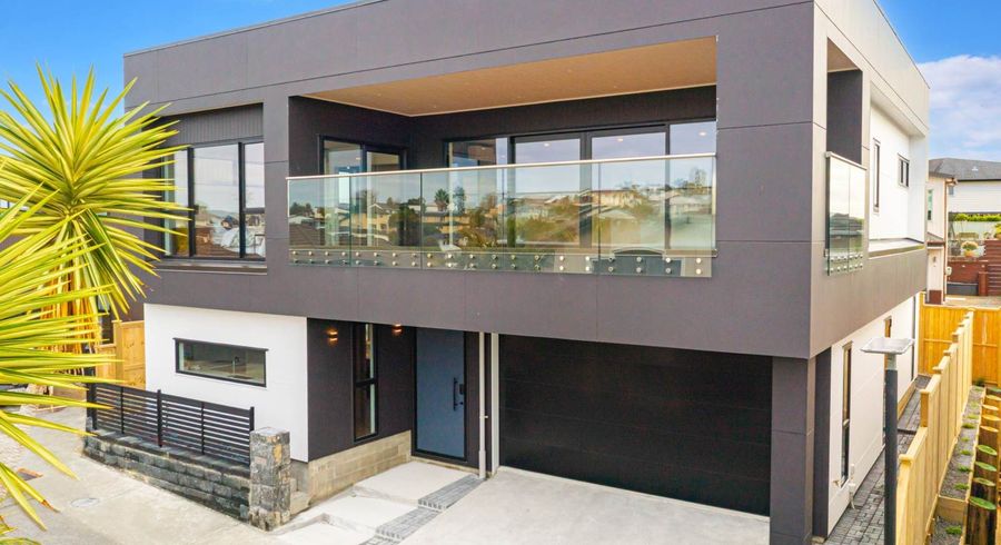  at 2/90 Picasso Drive, West Harbour, Waitakere City, Auckland