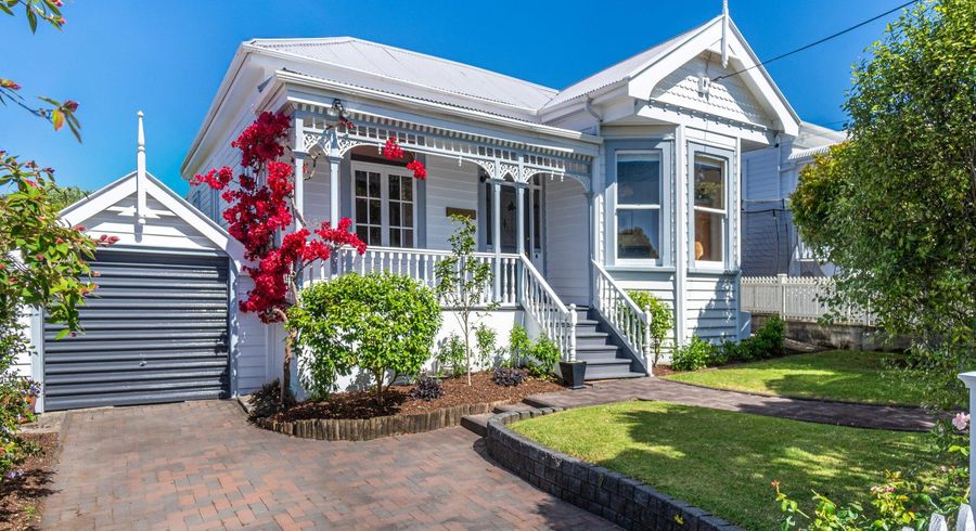  at 32 Summer Street, Stanley Point, Auckland