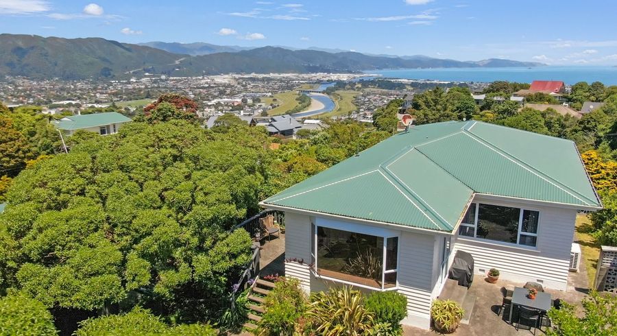  at 4 Pekanga Road, Normandale, Lower Hutt, Wellington