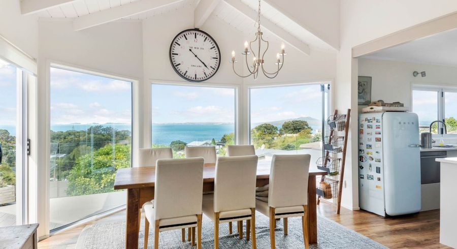  at 2/1 Eastcliffe Road, Castor Bay, Auckland