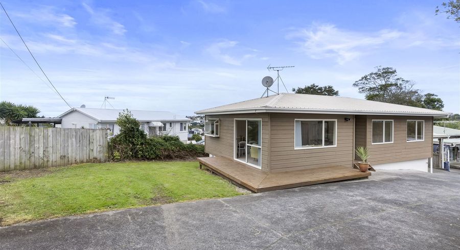  at 21 Merton Avenue, Glenfield, Auckland