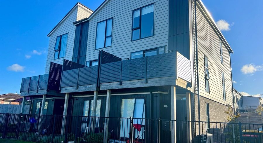  at 3/504 Don Buck Road, Massey, Waitakere City, Auckland