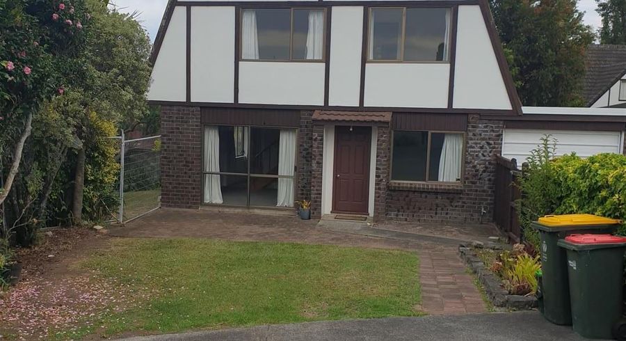  at 2/33 Curacao Place, Half Moon Bay, Auckland