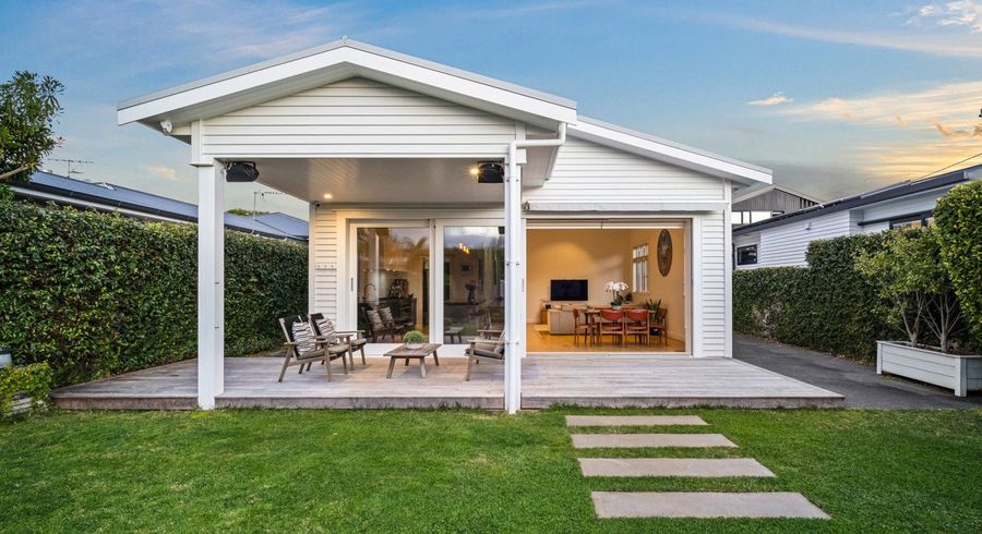  at 4 Seacombe Road, Point Chevalier, Auckland