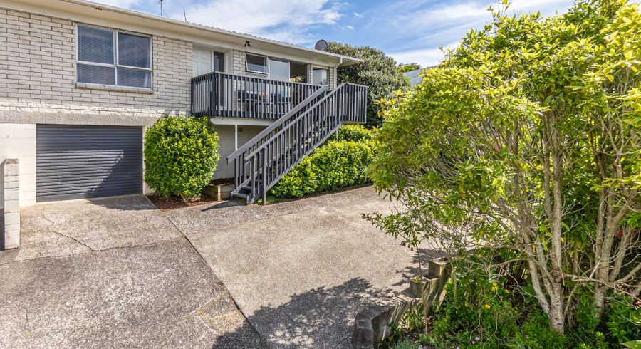  at 2/12 Girrahween Drive, Totara Vale, Auckland