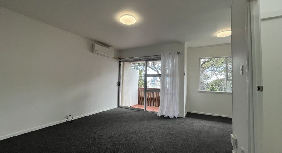  at 4/7 Beach Haven Road, Beach Haven, Auckland
