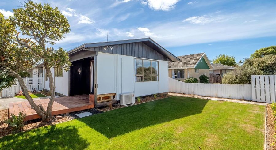  at 8A Queenspark Drive, Parklands, Christchurch City, Canterbury