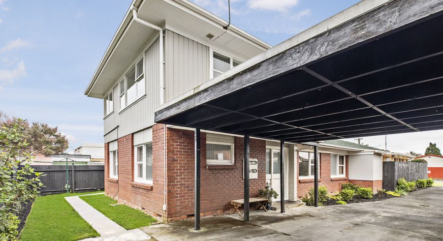  at 2/33 Cleek Road, Mangere East, Auckland
