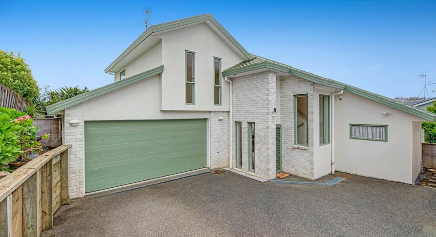  at 2/11 Bronzewing Terrace, Unsworth Heights, Auckland