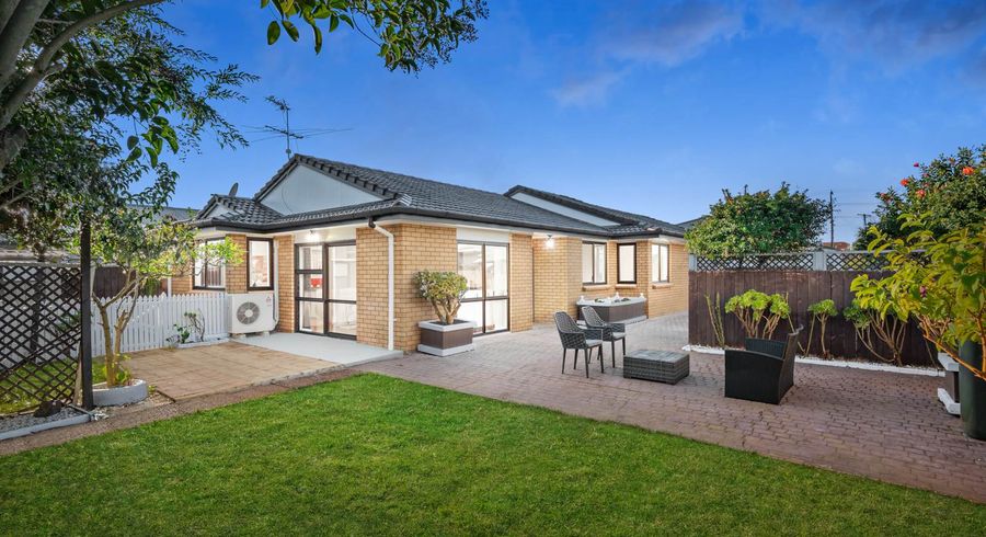  at 2/52 Fairview Road, Papatoetoe, Auckland